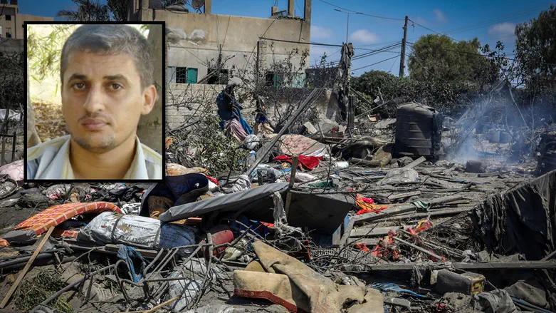 המחבל ראפע סלאמה על רקע המתחם שהופצץ