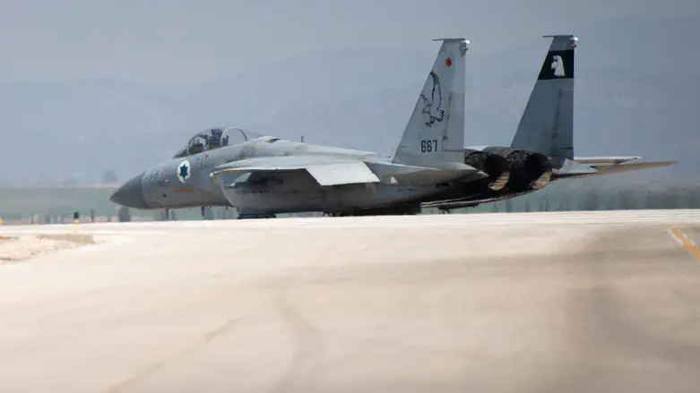 מטוס "בז" מדגם F15 של חיל האוויר בדרכו לתקיפה בתימן, צילום: דובר צה"ל