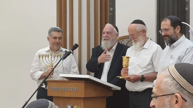 הרב מדן מקבל את הפרס