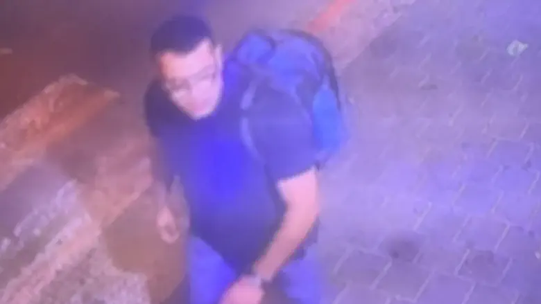 תיעוד: הולך עם מטען החבלה בתיק