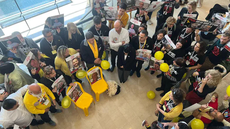 ח"כ יצחק קרויזר בפגישה עם משפחות החטופים