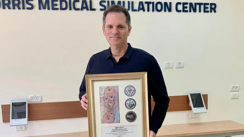 יניב עם תעודת ההוקרה