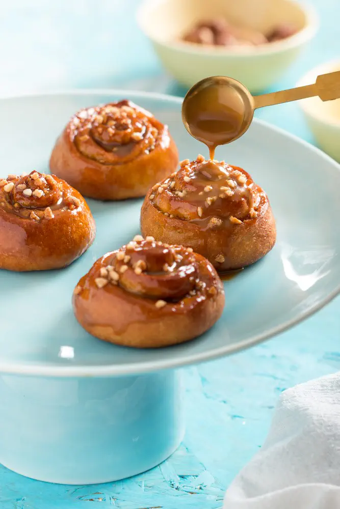 סינרול דבש ברוטב קרמל 