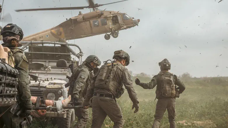 חילוץ פצועים בלב הרצועה