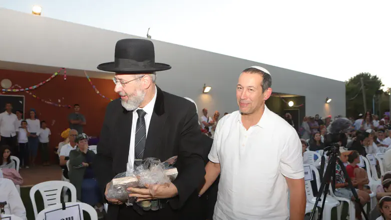 אביו של גלעד והרב לאו בטקס