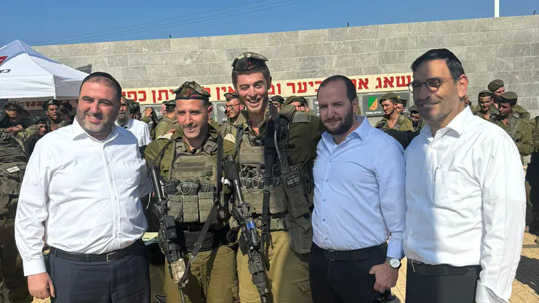 משה ארבל עם הלוחמים