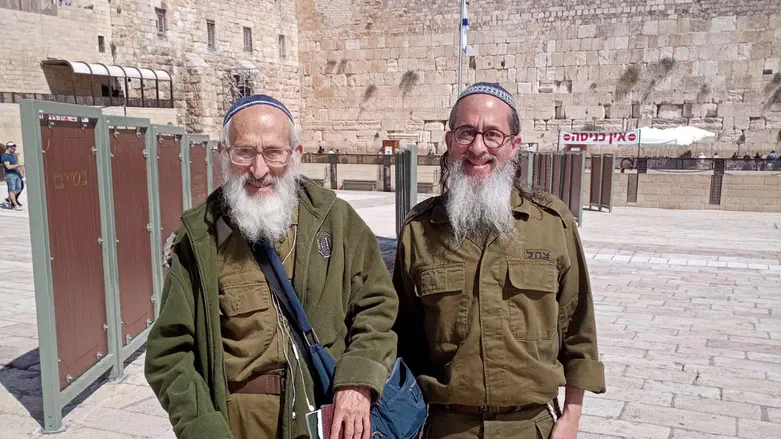 הרב אבינר עם עוזרו