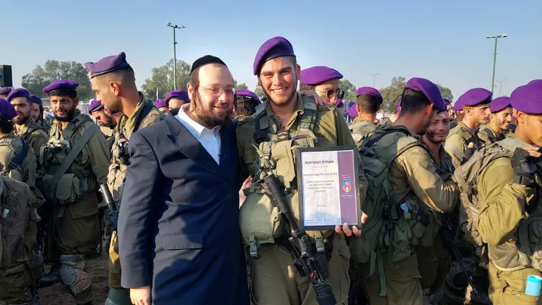 הרב רייס עם תלמידו שקיבל הצטיינות