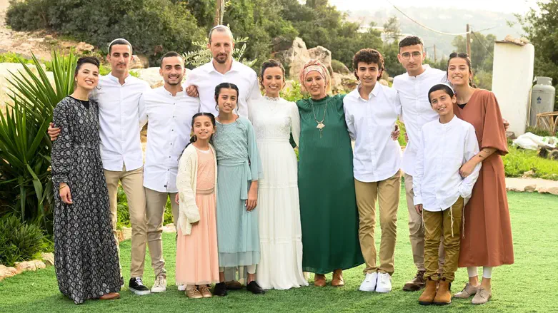 סמדר מויאל עם הבעל שאול הי"ד ועשרת הילדים