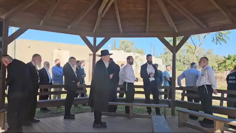 צפו: הרב אריאל קורא קדיש בקיבוץ ניר עוז