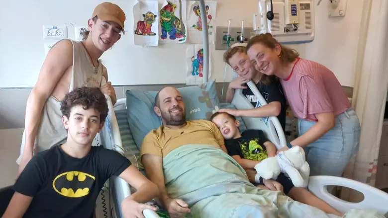 אברומי דויטש עם משפחתו