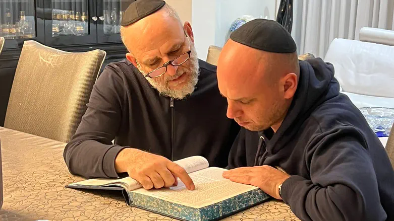 אלי פלדשטיין עם אביו