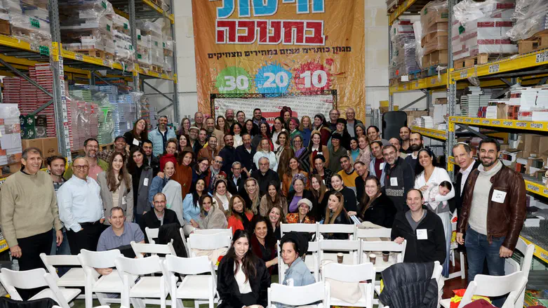 אנשי התקשורת במחסני ידיעות ספרים 