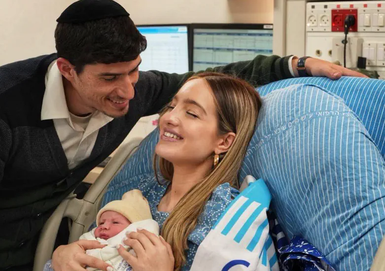 יעל צין ובעלה בחדר לידה