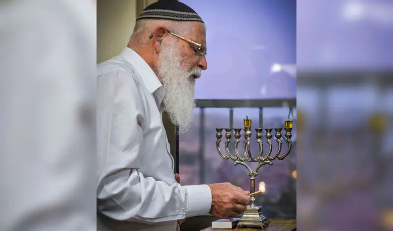הרב לבנון בהדלקת חנוכייה