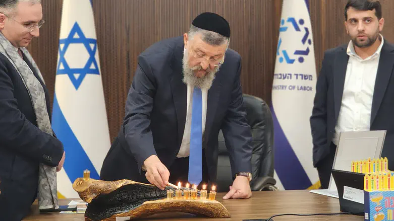 השר בן צור עם החנוכייה המיוחדת