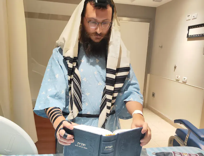 הרב לנג מתפלל שחרית הבוקר בתהליך ההחלמה