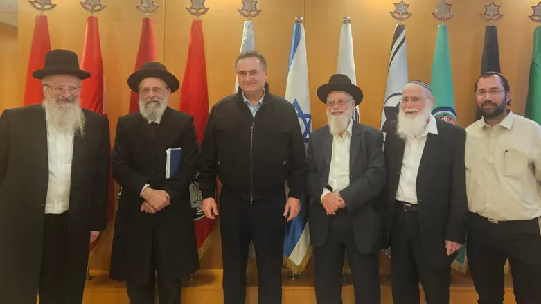 הרבנים במפגש עם שר הביטחון