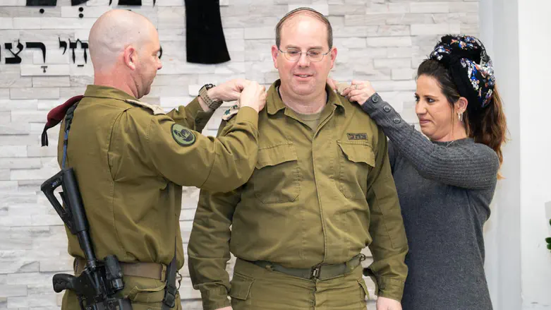 אבי שמשי בקבלת הדרגה