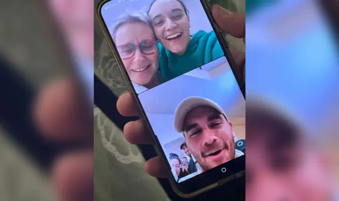 אמילי דמארי מחובקת עם אימה ומשוחחת עם אחיה