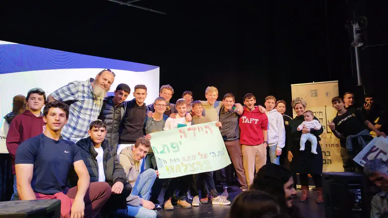 יפתח רבינוביץ' עם חבריו