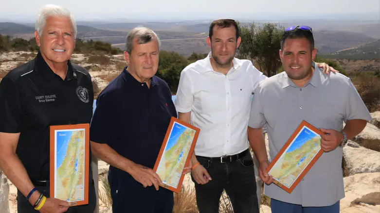 חברי קונגרס אמריקנים עם יוסי דגן במרפסת של המדינה