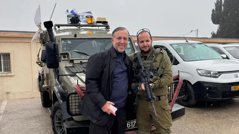 הגר עם יוסי לוי