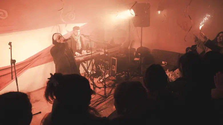 אלייצור מופיע באירוע