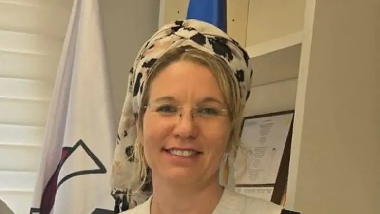 דובי שפלר עם תמר טל וכתב המינוי