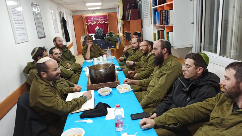 הרב אריאל מורה עם הלוחמים