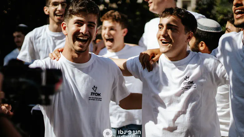 הכנסת ספר התורה לע"נ אברהם גלעד טיברג הי"ד