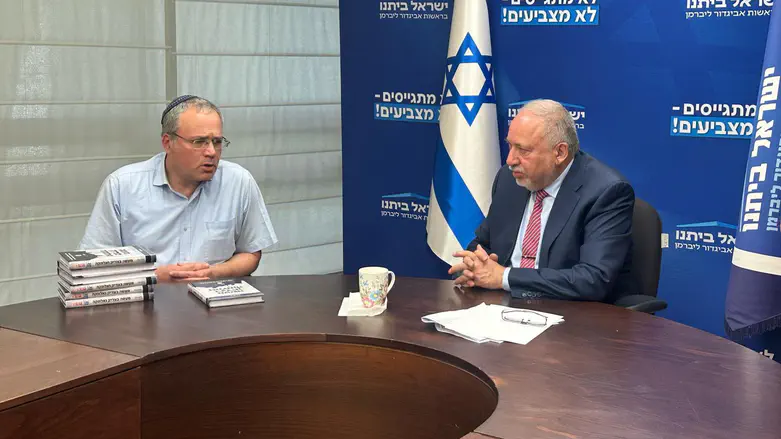 הרב עמיחי גורדין עם ליברמן