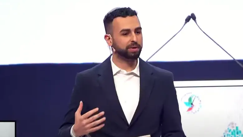 דורון קדוש מנחה את החידון