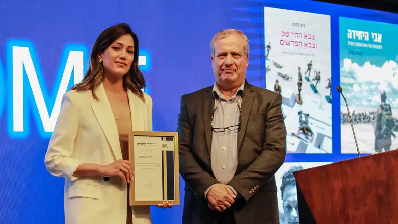 ליטל שמש בקבלת הפרס