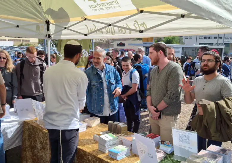 מגל בלשכת גיוס עם בנו