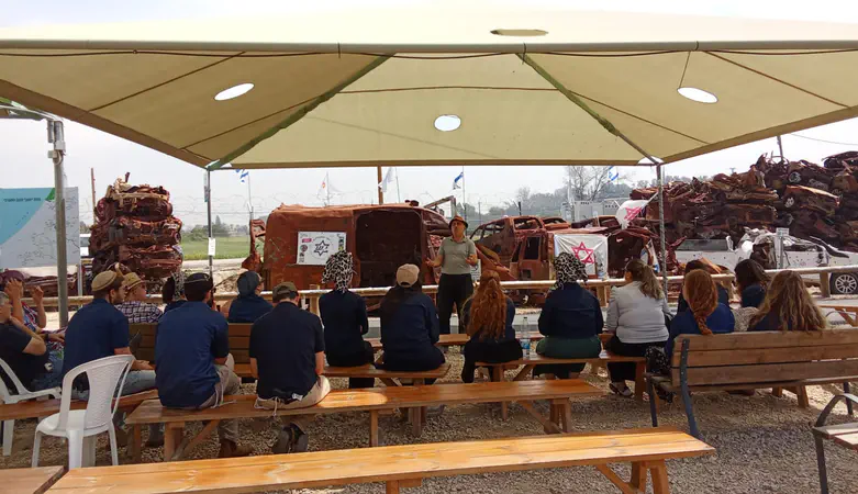 בסיור במגרש המכוניות