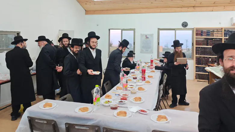 החסידים בהתוועדות