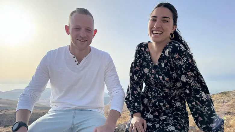 דביר חיים שנרב עם ארוסתו דנה מלכיאור