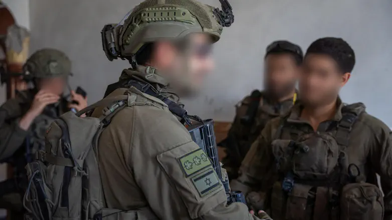 מח"ט גולני עם הלוחמים