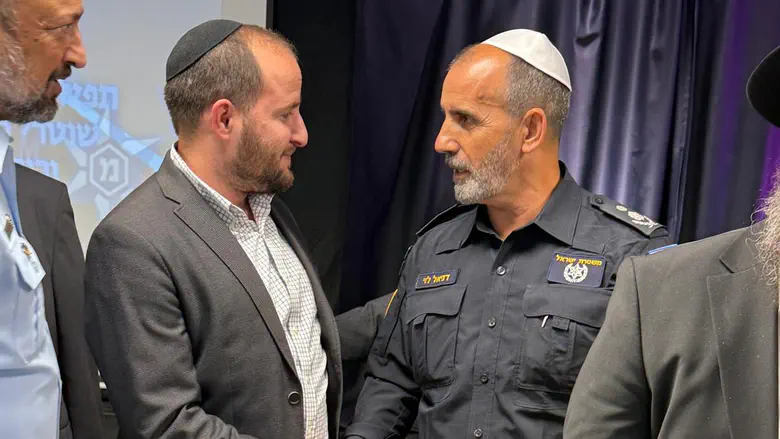 יוסי לוי עם המפכ"ל