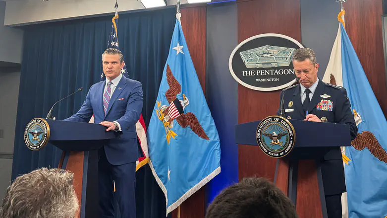 Hegseth and Air Force Chief Caine