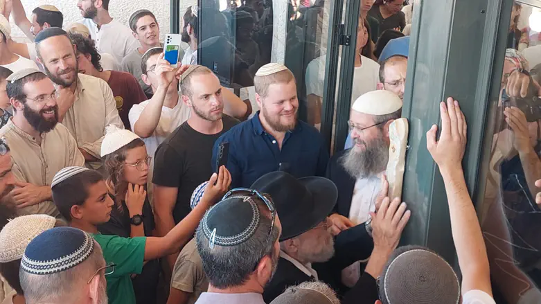 הרב ליאור קובע מזוזה ולידו הרב טורנר