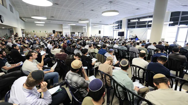 המונים בכנס חיי עולם בישיבת הר המור
