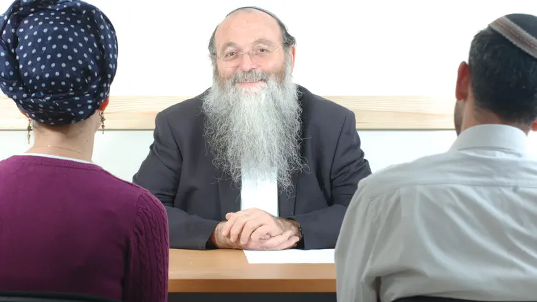 הרב בורשטין בשיחה עם זוג במכון פוע"ה