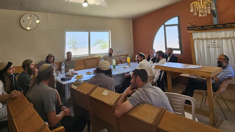 הרבנים במפגש עם הנערים