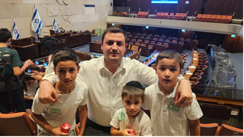 אוחנה עם ילדיו בכנסת
