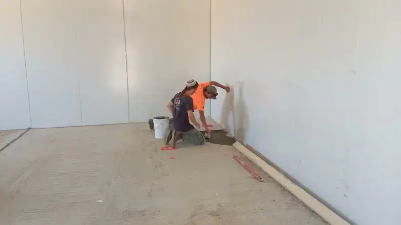 בניית הבית בגבעה