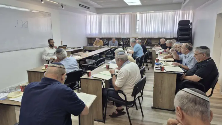 הרב דביר טובי במסירת השיעור