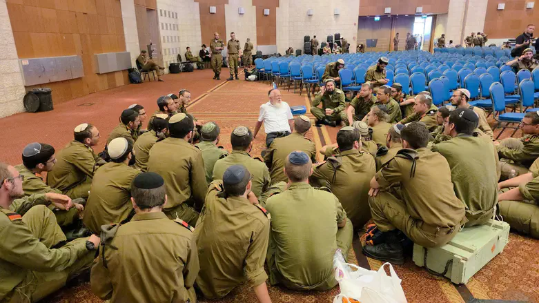 הרב מדן עם תלמידיו הלוחמים