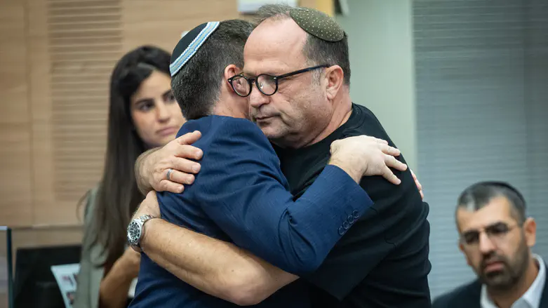 סמוטריץ' ובונצל מתחבקים